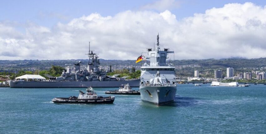 Fregatte "Baden-Württemberg" im Hafen von Pearl Harbour, Foto: Bundeswerhr/ Nico Theska