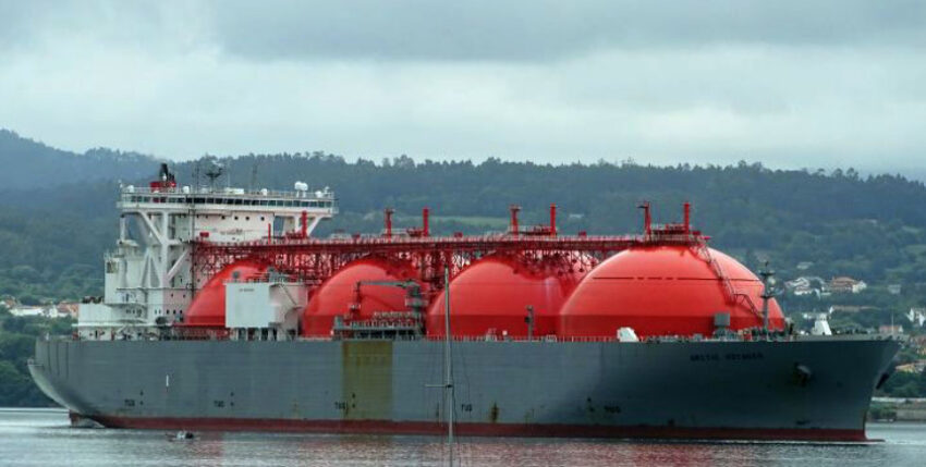 Arctic Voyager LNG Tanker, www.vesselfinder.com