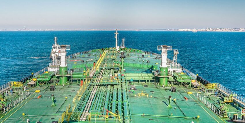 Tankerflottille bringt russisches Öl durch den Suezkanal nach Asien