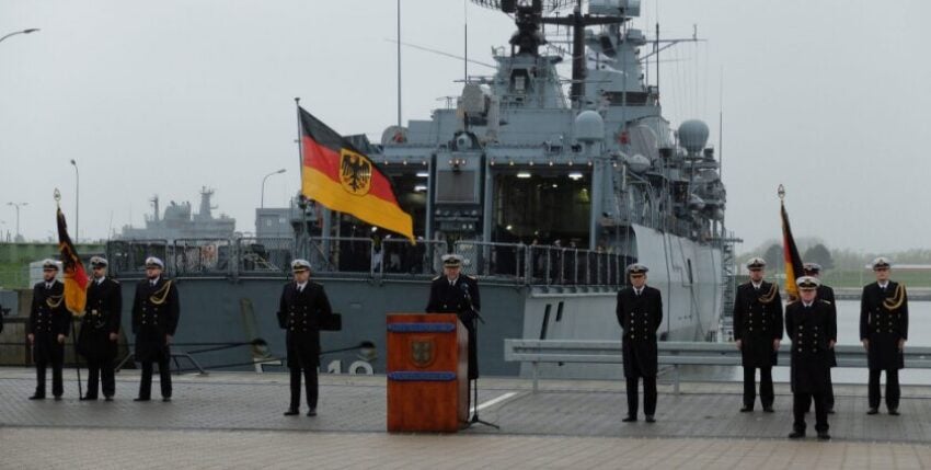 Zwei Übergaben in einer Zeremonie