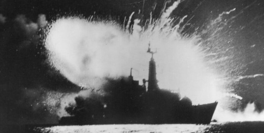 HMS Antelope explodiert, 24. Mai 1982 (USN), Foto: www.maritime-executive.com/