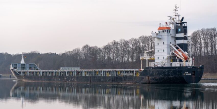 Heckansicht der MV Arne auf ihrer Weiterfahrt Foto: Michael Nitz