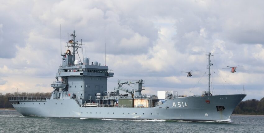 MFO Header harbour island Stralsund The multi-purpose helicopters Sea King 89+63 and 89+58 fly in formation over the tender A 514 Werra in the Kiel Fjord, photo: Bundeswehr/Alexander Ullmann