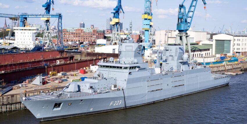 MFO Header hafeninsel Stralsund ie Nordrhein-Westfalen (F223), die zweite von vier Fregatten der Klasse 125 für die Deutsche Marine, wird auf der Werft Blohm+Voss ausgerüstet.