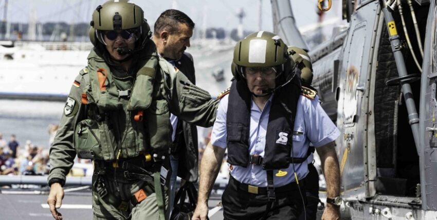 Der Generalinspekteur der Bundeswehr, Carsten Breuer, flog mit einem „Sea Lynx“ ein. Foto: Daniel Angres