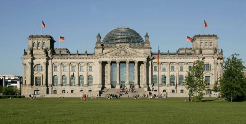 The first national Veterans' Day in Germany is celebrated around the seat of the Bundestag. Photo: Bundeswehr/Ralf Wilke