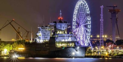 Frigate "Nordrhein-Westfalen" in front of illuminated Ferris wheel. Photo: Daniel Angres