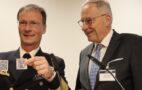 Vizeadmiral Axel Deertz (l.) präsentiert mit Konteradmiral a.D. Karsten Schneider den QR-Code zum Jahresbericht Foto: hsc