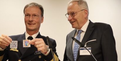 Vizeadmiral Axel Deertz (l.) präsentiert mit Konteradmiral a.D. Karsten Schneider den QR-Code zum Jahresbericht Foto: hsc