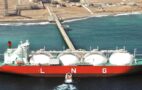 Gastanker vor einem LNG-Terminal. Bild: Oman LNG