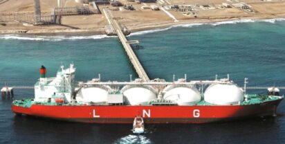 Gastanker vor einem LNG-Terminal. Bild: Oman LNG