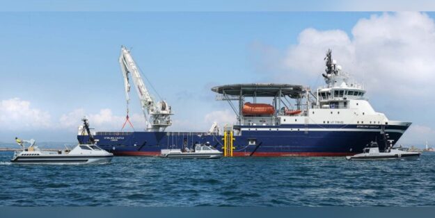 6a/b Stirling Castle Photo: Royal Navy/Crown Copyright