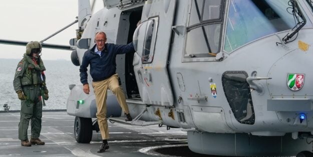 Merz promised the soldiers the best possible equipment, Photo: Michael Nitz