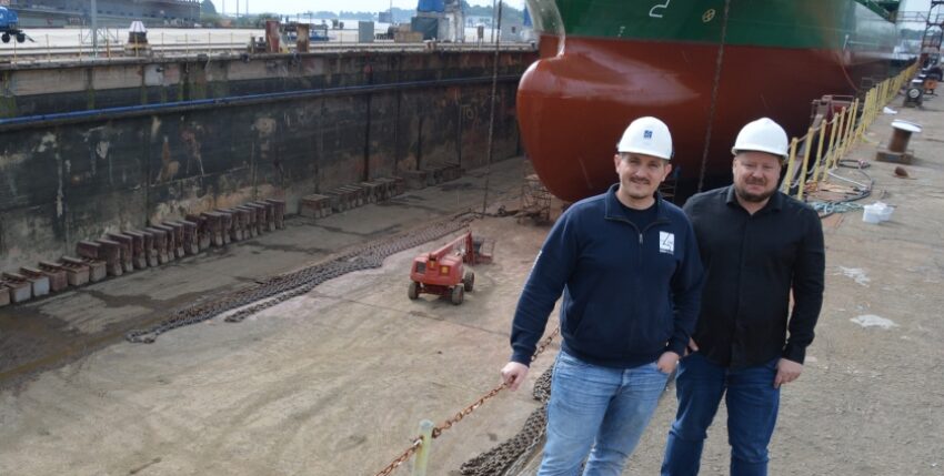 MFO_Header Project manager Franek Kalms from EWD (left) and recycling specialist Sebastian Jeanvré at EWD's dry dock in Emden, photo: Phillipp Steiner
