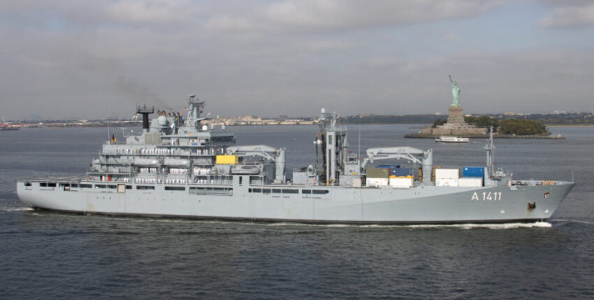 EGV "Berlin" passes the Statue of Liberty entering New York Photo: Bw/Vollborth
