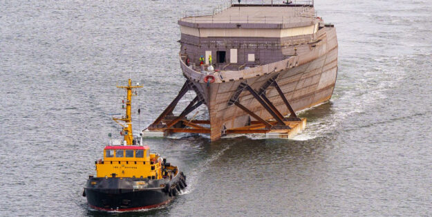 Towing train with the forecastle of the first fleet service boat of class 424 Photo: Nitz