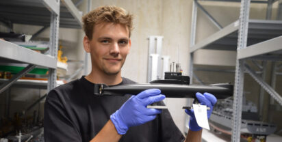 Nils Theinert with a model of the U 206 class, photo: Phillipp Steiner