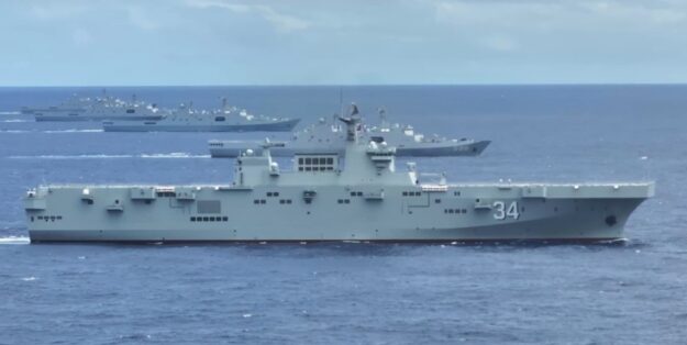 MFO_Header Landing ships in line abeam, photo: Screenshot Weibo