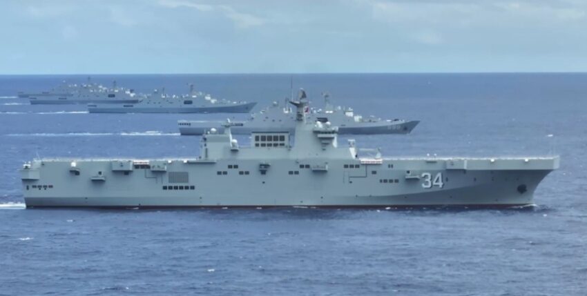 MFO_Header Landing ships in line abeam, photo: Screenshot Weibo