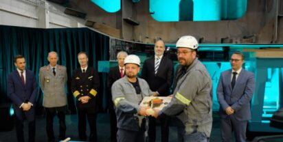 Shipyard employees Andre Ettinger and Franko Mähl with the memorial plaque, photo: hsc