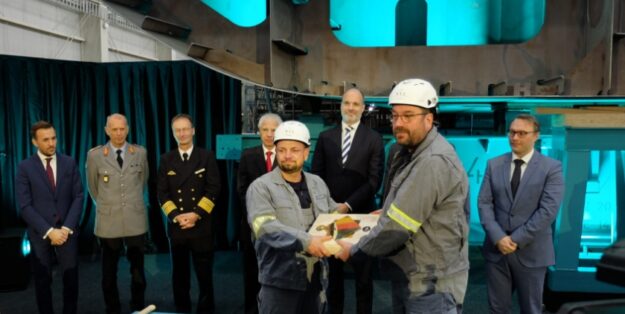 Shipyard employees Andre Ettinger and Franko Mähl with the memorial plaque, photo: hsc