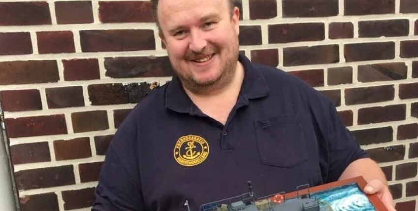 The marine - "Influencer with brush and fine tools" died unexpectedly