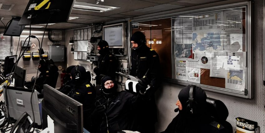Soldiers in the operations centre, photo: Bw