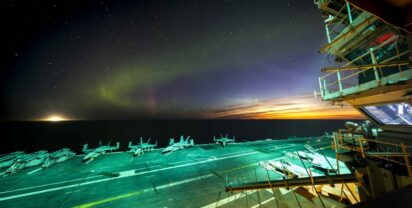 Flugzeugträger unter Nordlichtern, Foto: US Navy