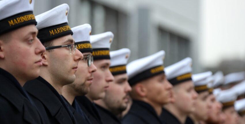 Recruits at a swearing-in ceremony, photo: Bw/Kelm