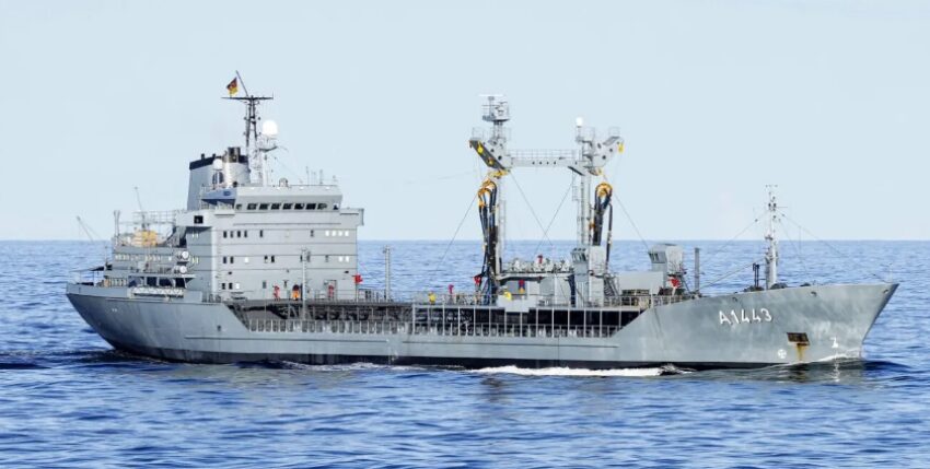 Der Betriebsstofftransporter Rhön A 1443 nähert sich anderen Schiffen bei der Miscex während der Übung Northern Coasts 2023 im Seegebiet Ostsee, Foto: Leon Rodewald