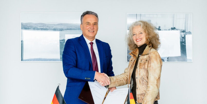Prof. Eva-Maria Kern, President of UniBw M, and Helmut Rauch, CEO of Diehl Defence, after signing the Memorandum of Understanding, Photo: Diehl Defence