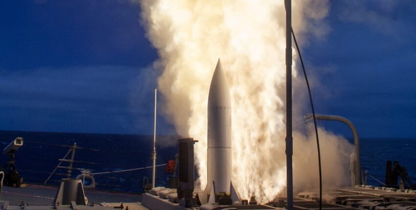 SM-6 beim Verlassen des Startcontainers. Foto: RTX