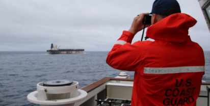 Dranbleiben! USCGC "Munro" an der umgeflaggten "Marinera". Foto: USCG