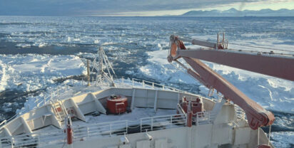 Loser Verband von Eisschollen mit älteren Presseisrücken Foto: © Dr. Bernhard Schmitz, Drift+Noise Polar Services GmbH