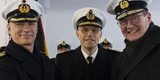 Flotilla Admiral Matthias Michael Potthoff (right), Rear Admiral Christoph Müller-Meinhard and Captain David Helmbold (left), Photo: WZ