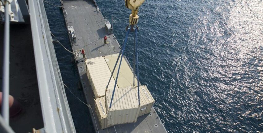 Bordkran USNS „Brittin“ (T-ARK 305) belädt eine Marine-Schiffsfähre. Foto: U.S. Navy/Kenneth Gardner