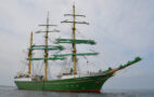 Foto: Vor Anker: Die ALEXANDER VON HUMBOLDT II vor Dänemark. Weil an diesem Tag Flaute herrscht, kann die Crew mit Schlauchbooten Ausflüge an Land machen oder vom Schiff aus im Meer baden. Phillipp Steiner