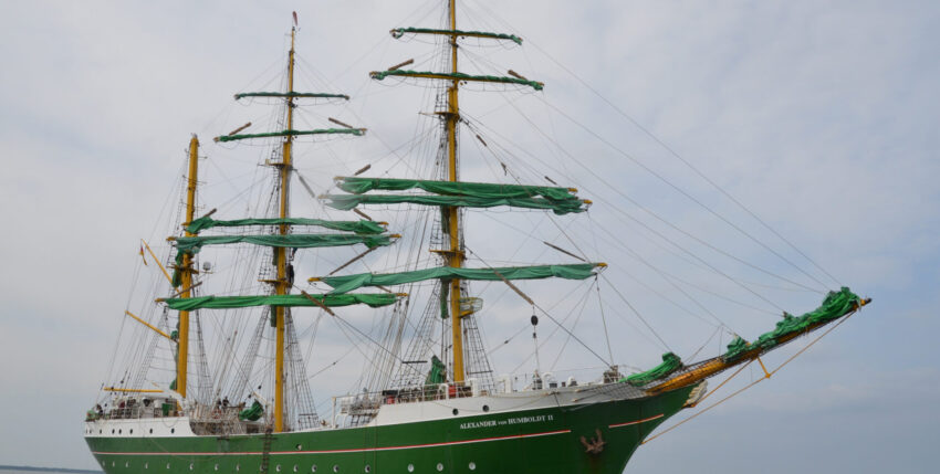 Foto: Vor Anker: Die ALEXANDER VON HUMBOLDT II vor Dänemark. Weil an diesem Tag Flaute herrscht, kann die Crew mit Schlauchbooten Ausflüge an Land machen oder vom Schiff aus im Meer baden. Phillipp Steiner