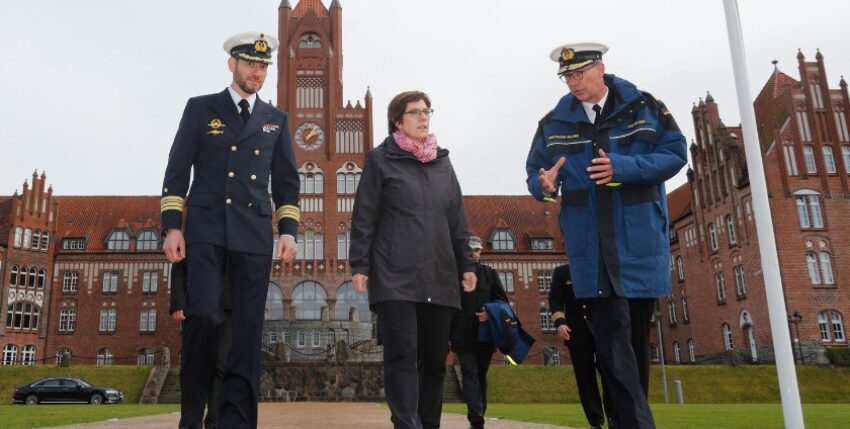Federal Minister of Defence Annegret Kramp-Karrenbauer on a farewell tour at the Mürwik Naval Academy, Photos: Marcel Kröncke