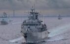 Die Fregatte F 217 Bayern, die dänische Fregatte F 341 Absalon und die Korvette F 261 Magdeburg fahren im dänischen Seegebiet der Storebælt-Brücken während des NATO-Marinemanövers BALTOPS 2025 in der Ostsee, am 07.06.2025. Foto: Klatt