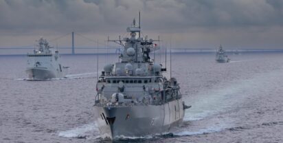 Die Fregatte F 217 Bayern, die dänische Fregatte F 341 Absalon und die Korvette F 261 Magdeburg fahren im dänischen Seegebiet der Storebælt-Brücken während des NATO-Marinemanövers BALTOPS 2025 in der Ostsee, am 07.06.2025. Foto: Klatt