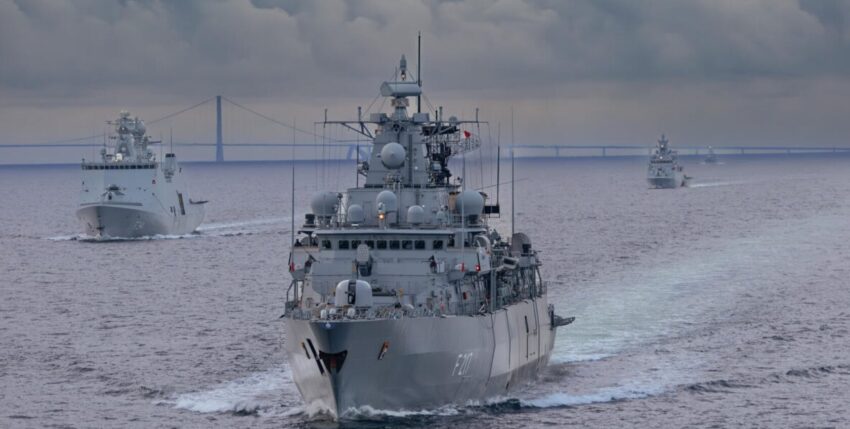 Die Fregatte F 217 Bayern, die dänische Fregatte F 341 Absalon und die Korvette F 261 Magdeburg fahren im dänischen Seegebiet der Storebælt-Brücken während des NATO-Marinemanövers BALTOPS 2025 in der Ostsee, am 07.06.2025. Foto: Klatt