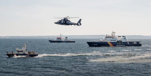 Foto: Fliegende und seegehende Einheiten der Bundespolizei See. Bpol