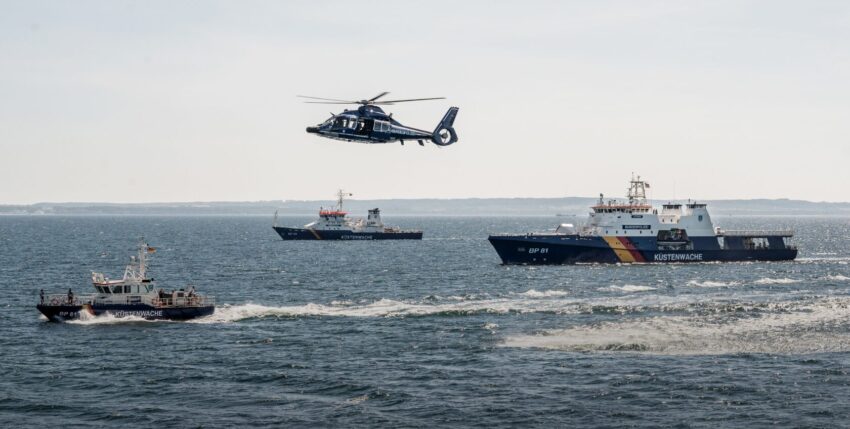 Foto: Fliegende und seegehende Einheiten der Bundespolizei See. Bpol