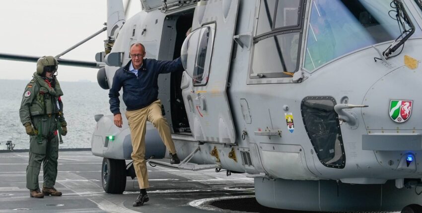 Ein kleiner Schritt . . . ein großer Besuch bei der Marine. Foto: Michael Nitz