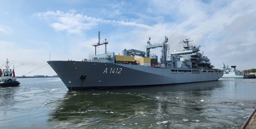EGV "Frankfurt am Main" auslaufend aus Wilhelmshaven. Foto: U. Mergener