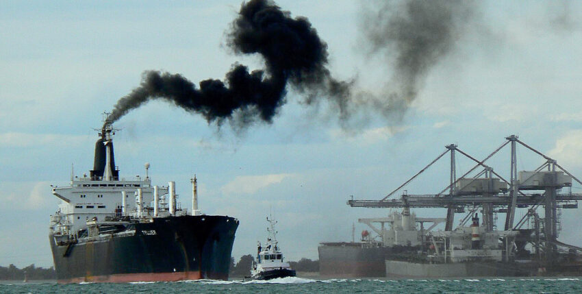 deu-rauchgas-Port-Saint-Louis-du-Rhône_Navire_entrant_dans_le_port-(wikimedia:roberto venturini)