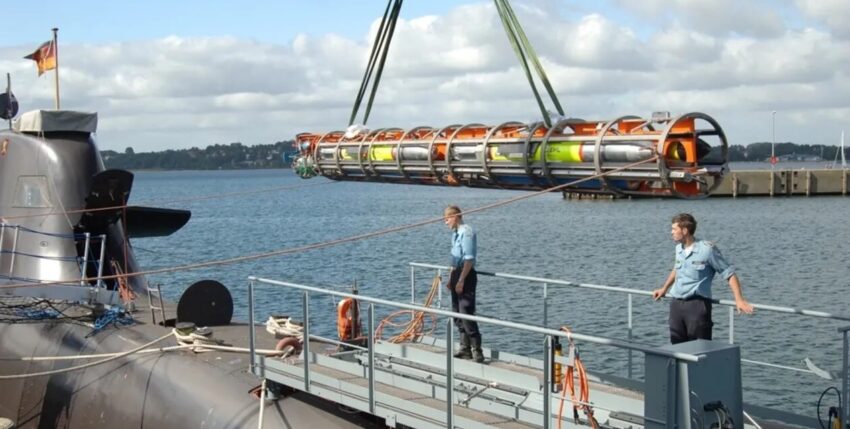 Loading an IDAS launch container onto U33 (type 212A). Photo: tkMS