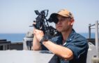 Foto: Die Offiziere der US Navy trainieren trotz moderner Navigationstechnik an Bord auch wieder den Umgang mit dem Sextanten, US Navy/Navcent