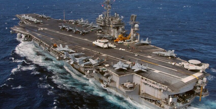 Luftaufnahme des Flugzeugträgers USS KITTY HAWK (CV 63) der U.S. Navy von Backbord, Foto U.S. Navy Seaman Stephen W. Rowe